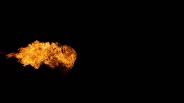 Siyah arka plan üzerine izole yangın patlamaları süper ağır çekim. Yüksek hızlı kamera, 1000 fps filme