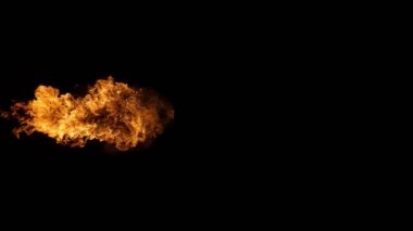 Siyah arka plan üzerine izole yangın patlamaları süper ağır çekim. Yüksek hızlı kamera, 1000 fps filme