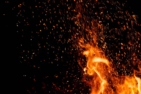 Detail der Feuerfunken isoliert auf schwarzem Hintergrund — Stockfoto