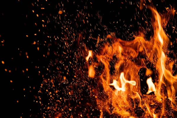 Detalhe de faíscas de fogo isoladas no fundo preto — Fotografia de Stock