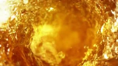 Twister şeklinde bira veya ruh içecek dökme süper yavaş hareket. Yüksek hızlı sinema kamera, 1000 FPS çekildi.