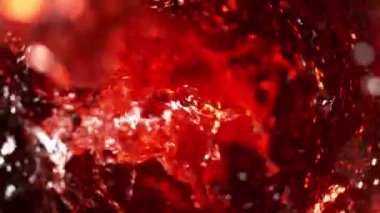 Kasırga şeklinde kırmızı şarap doldurmanın süper yavaş çekimi. Yüksek hızlı sinema kamerası, 1000 fps..