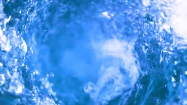 超慢速运动的倒水在扭曲的形状 用高速摄像机拍摄 每秒1000帧 — 图库视频影像