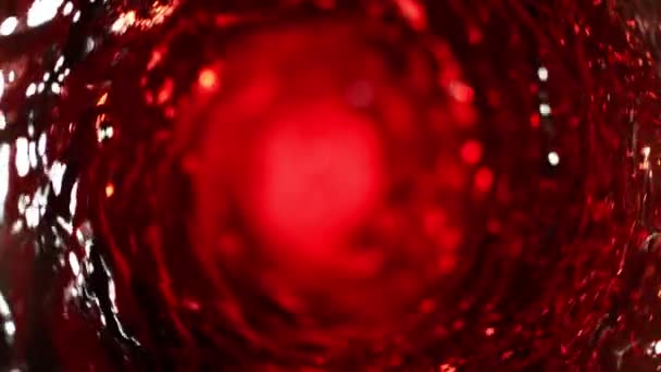 ツイスター状に赤ワインを注ぐの超スローモーション 高速フィルムカメラで撮影しました — ストック動画