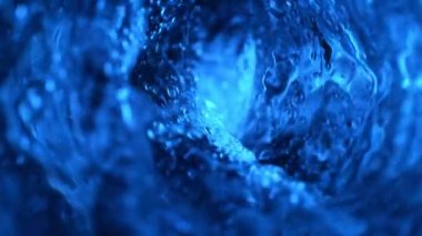 Kasırga şeklinde su dökmek süper yavaş bir hareket. Yüksek hızlı sinema kamerası, 1000 fps..