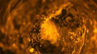 Twister şeklinde kola içecek dökme Süper yavaş hareket. Yüksek hızlı sinema kamera, 1000 fps filme.