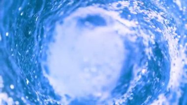 Kasırga şeklinde su dökmek süper yavaş bir hareket. Yüksek hızlı sinema kamerası, 1000 fps..