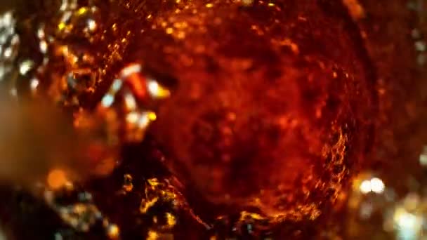 Super Zeitlupe Cola Drink Twister Form Gießen Gefilmt Mit High — Stockvideo