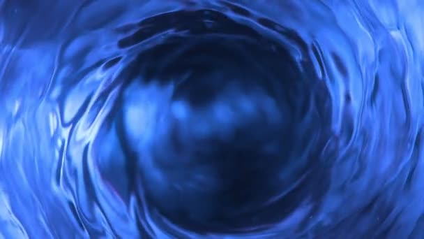 Mouvement super lent de verser de l'eau en forme de tornade. Filmé sur caméra de cinéma à grande vitesse, 1000 images par seconde.