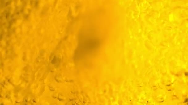 Mouvement super lent de verser de la bière ou une boisson spiritueuse en forme de tornade. Filmé sur caméra de cinéma à grande vitesse, 1000 images par seconde .