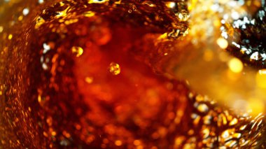 Kola, çay veya sert alkollü içeceklerin detayı girdap