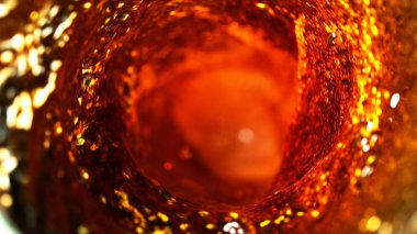 Kola, çay veya sert alkollü içeceklerin detayı girdap