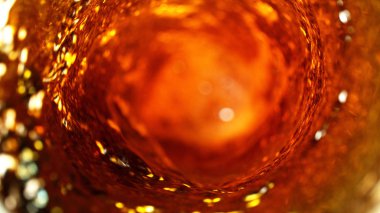 Kola, çay veya sert alkollü içeceklerin detayı girdap