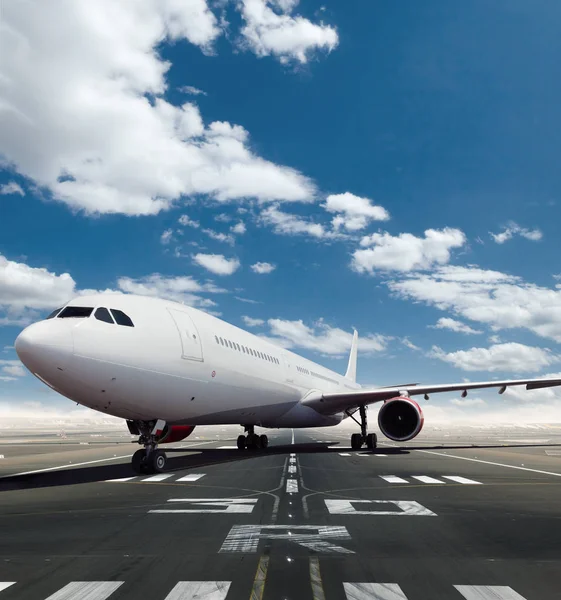 Vooraanzicht van het commerciële vliegtuig op de landingsbaan — Stockfoto