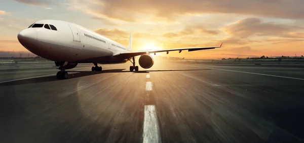 Vista frontal del avión comercial en la pista — Foto de Stock