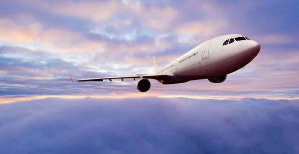 Utasok kereskedelmi repülőgép repülő felhők felett — Stock Fotó