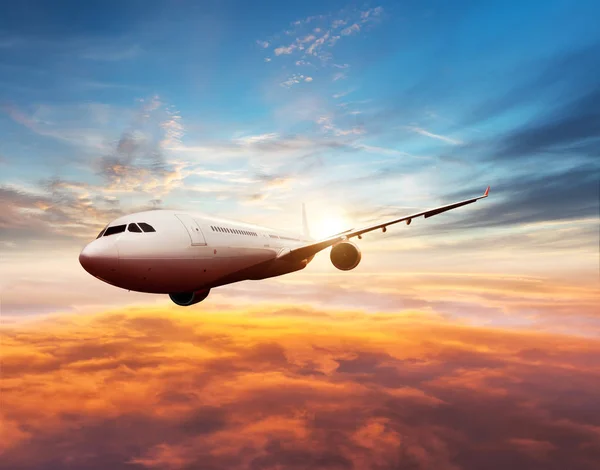 Matkustajat pilvien yläpuolella lentävät kaupalliset lentokoneet — kuvapankkivalokuva