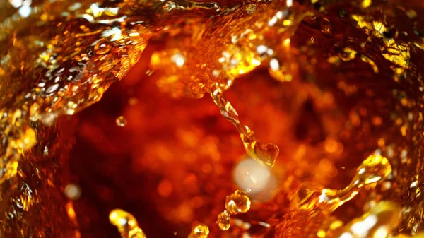 Yksityiskohta cola, teetä tai kovaa alkoholia juomia pyörre — kuvapankkivalokuva