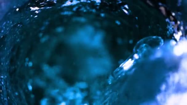 Movimento Super Lento Derramar Água Forma Torção Filmado Câmera Cinema — Vídeo de Stock