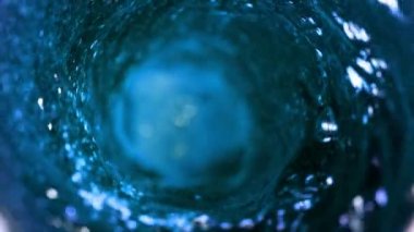 Kasırga şeklinde su dökmek süper yavaş bir hareket. Yüksek hızlı sinema kamerası, 1000 fps..