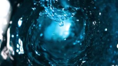 Kasırga şeklinde su dökmek süper yavaş bir hareket. Yüksek hızlı sinema kamerası, 1000 fps..