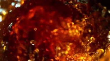 Twister şeklinde kola içecek dökme Süper yavaş hareket. Yüksek hızlı sinema kamera, 1000 fps filme.