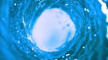 Kasırga şeklinde su dökmek süper yavaş bir hareket. Yüksek hızlı sinema kamerası, 1000 fps..