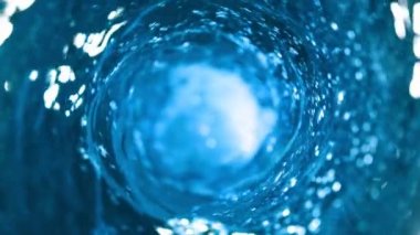 Kasırga şeklinde su dökmek süper yavaş bir hareket. Yüksek hızlı sinema kamerası, 1000 fps..