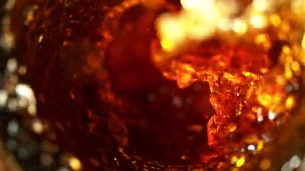 Super Câmera Lenta Derramar Bebida Cola Forma Torção Filmado Câmera — Vídeo de Stock