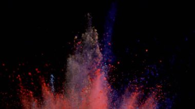 Siyah zemin üzerinde izole edilmiş çok yavaş renkli toz çarpışması. Yüksek hızlı sinema kamerası, 1000fps.