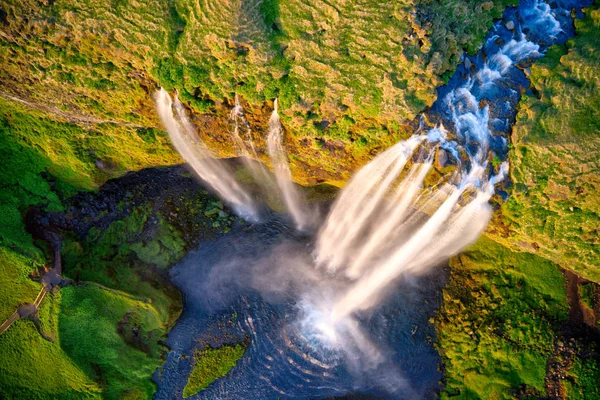 Dramatische Ansicht des Wasserfallgipfels, Island — Stockfoto