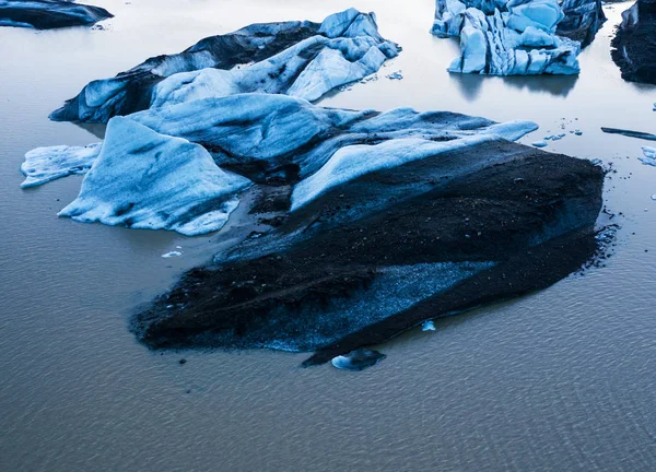 Veduta aerea di flotte iceberg galleggianti in acqua — Foto Stock
