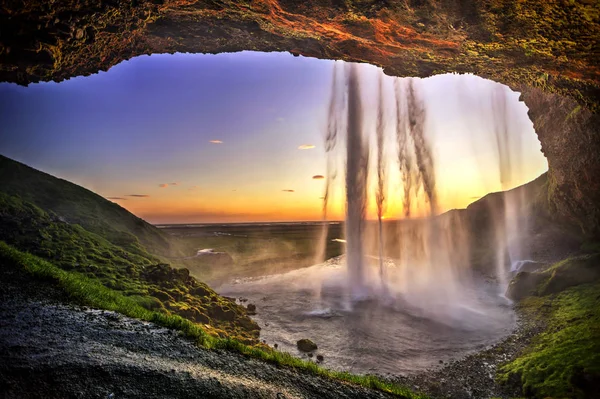 Seljalandfoss mağara iç arkasından, İzlanda — Stok fotoğraf