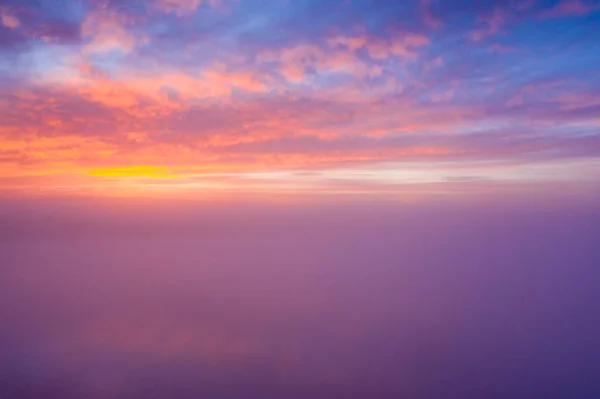 Schöner Sonnenuntergang bewölkt Himmel aus der Luft. — Stockfoto