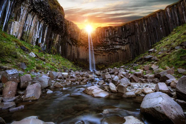 Svartifoss vodopád s čedičových sloupky, Island — Stock fotografie