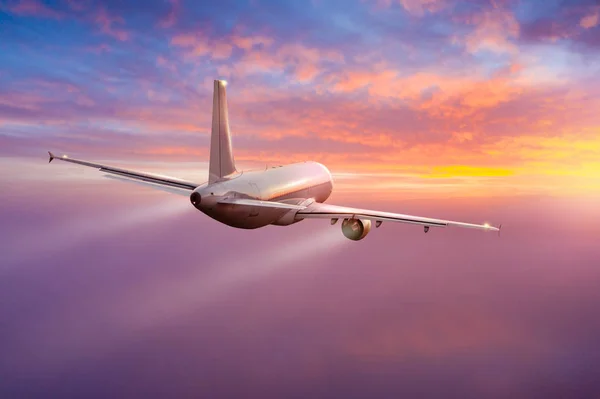 Pasajeros avión comercial volando sobre las nubes —  Fotos de Stock