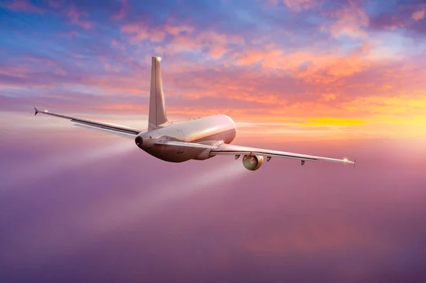 Avião comercial de passageiros voando acima das nuvens — Fotografia de Stock