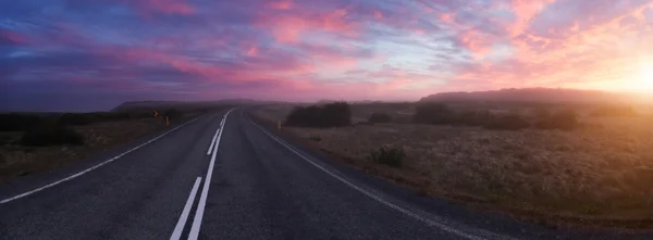 Estrada de asfalto vazia na paisagem islandesa — Fotografia de Stock
