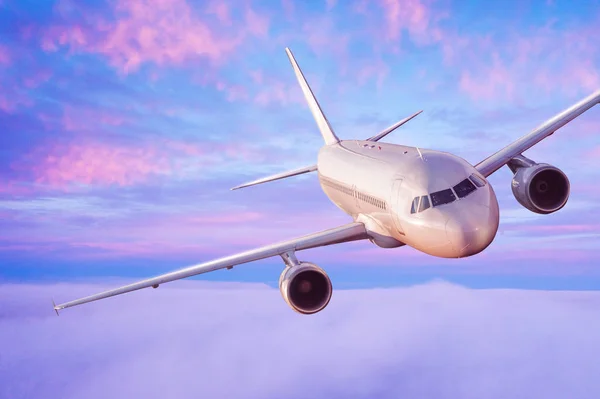 Cestující obchodní letadlo letící nad mraky — Stock fotografie