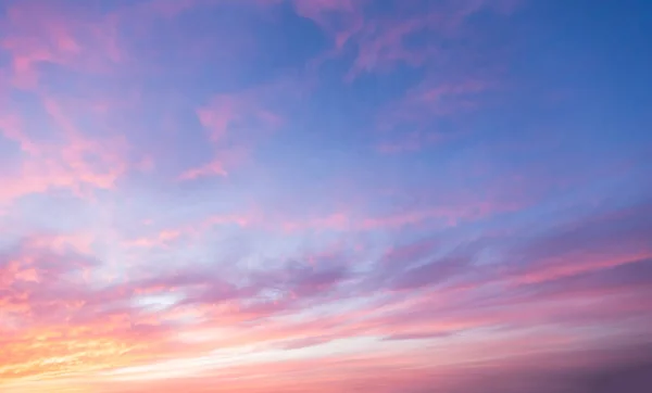 Prachtige zonsondergang wolken in roze kleuren — Stockfoto