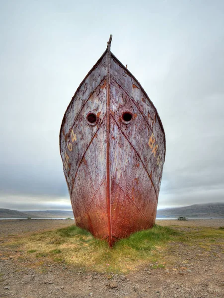 Gamle ødelagte skipsvrak parkert på stranden, Island – stockfoto
