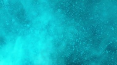 Süper ağır çekim siyah arka plan üzerine izole mavi toz patlaması. Yüksek hız sinema kamerası, 1000 fps üzerinde filme.