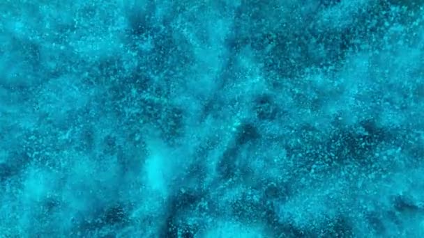 Super Slowmotion Ngsgevaar Blauw Poeder Geïsoleerd Zwarte Achtergrond Gefilmd Hoge — Stockvideo