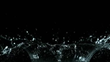 Siyah arka planda izole edilmiş çok yavaş su sıçratma hareketi. Çok hızlı bir kamerayla çekildi, 1000 fps..