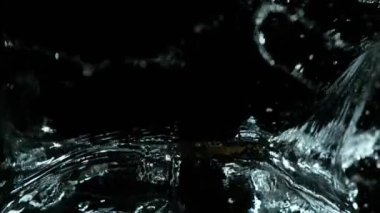 Siyah arka planda izole edilmiş çok yavaş su sıçratma hareketi. Çok hızlı bir kamerayla çekildi, 1000 fps..