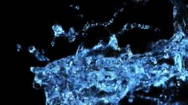 Siyah arka planda izole edilmiş çok yavaş su sıçratma hareketi. Çok hızlı bir kamerayla çekildi, 1000 fps..