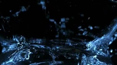 Siyah arka planda izole edilmiş çok yavaş su sıçratma hareketi. Çok hızlı bir kamerayla çekildi, 1000 fps..