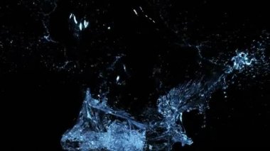 Siyah arka planda izole edilmiş çok yavaş su sıçratma hareketi. Çok hızlı bir kamerayla çekildi, 1000 fps..
