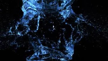 Siyah arka planda izole edilmiş çok yavaş su sıçratma hareketi. Çok hızlı bir kamerayla çekildi, 1000 fps..