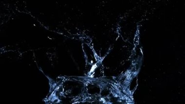 Siyah arka planda izole edilmiş çok yavaş su sıçratma hareketi. Çok hızlı bir kamerayla çekildi, 1000 fps..